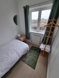 Spacious 3-Bed Family Home in Grantham, Free Parking, Garden - 1