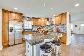 Walk to State Farm Stadium Spacious Home with Patio - Glendale - 4