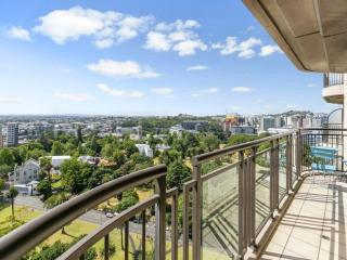 Bright One Bedroom Beauty with Balcony and Unbeatable Views - Auckland - 0