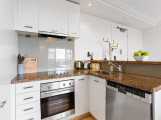 Bright One Bedroom Beauty with Balcony and Unbeatable Views - Auckland - 5