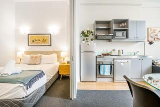 Open-plan living in the heart of CBD Zodiak Stays - 5