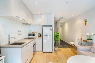Sleek central apartment with a private balcony - Auckland - 6