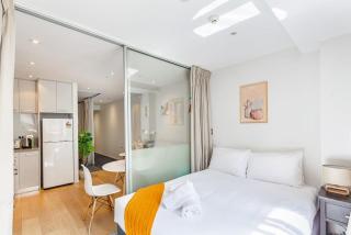 Sleek central apartment with a private balcony - Auckland - 5