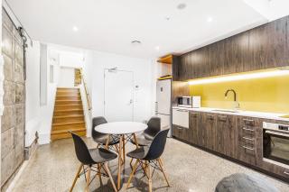 Contemporary 1BR Queen St Retreat by Zodiak Stays - 2