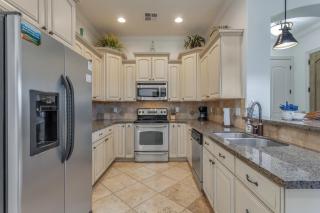 Coral Springs A8 3 Bedrooms BBQ Grill, Cable TV, 2 Private Fireplaces, Soaker Bathtub Resort Pool - Hurricane - 2