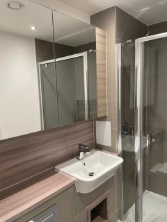 Luxurious 2 Bedroom Apartment - Barking - 1