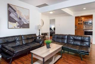 Hollywood Vibes: Luxury 3BR Home in Trendy West LA - Los Angeles - 4