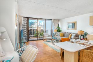 Waikiki Banyan Cozy Condo Suite - Ocean View with Free Parking! - 3
