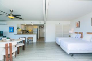 Two Bedroom Condo Overlooking Ala Wai Boat Harbor - Honolulu - 2