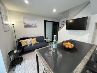 Apt with Aircon & Loft Bedroom Great Location - Devonport - 2