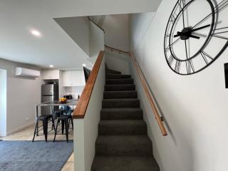 Well located Apt with Loft Bedroom & Aircon - 7