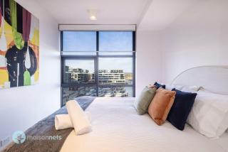 Modern 2 Bdrm Apt with Water Views 2x Car Spots - 8