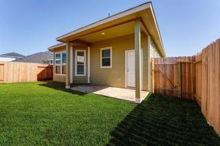 Centrally Located 3 bedroom Townhome - 6