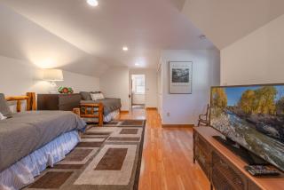Cozy Cabin 5 Min Walk to Lake Tahoe Hot-Tub Excellent Location - Tahoe Vista - 3