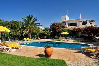 Casa Gondi - Right by Gale Beach - Large lush gardens - Albufeira - 2