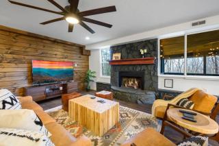 Ole Smoky BnB Theater Sauna Hot Tub Rooftop Views - Gatlinburg - 7