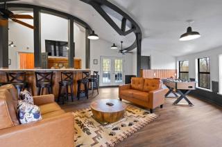 Ole Smoky BnB Theater Sauna Hot Tub Rooftop Views - Gatlinburg - 1
