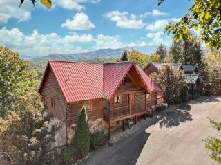 Movie Theater Hot Tub View Mountain Escape - Gatlinburg - 0