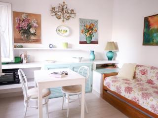 GuestHost - Comfy Flat W Pool, Tennis Court & Private Beach! - 1