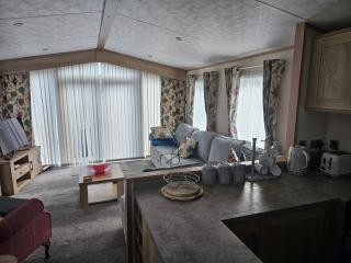 Beautiful Caravan With Decking And Wifi At Azure Sea, Suffolk Ref 32025Az - Lowestoft - 8