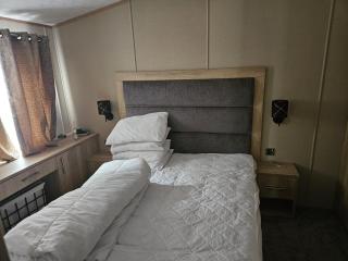 Beautiful Caravan With Decking And Wifi At Azure Sea, Suffolk Ref 32025Az - Lowestoft - 5