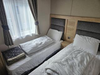 Beautiful Caravan With Decking And Wifi At Azure Sea, Suffolk Ref 32025Az - Lowestoft - 4