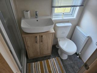 Beautiful Caravan With Decking And Wifi At Azure Sea, Suffolk Ref 32025Az - Lowestoft - 2