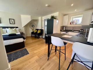 New studio apartment - minutes walk to Cathedral - 9