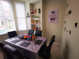 4br Modern Botanic House - Belfast - 2