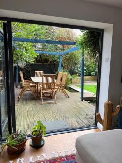 Urban Oasis Chic 1BR Flat with Spacious Garden - Londen - 9