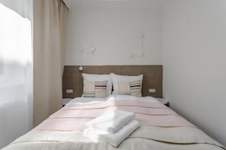Nowoczesny Apartament Very Berry w Poznaniu z Parkingiem i Biurkiem by Noclegi Renters - 7
