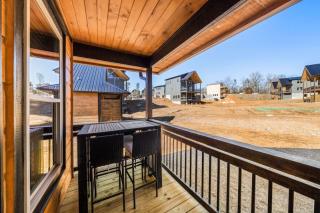 Bearfoot Bungalow NEW BUILD w Hot Tub Arcade - 8