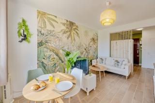 Wisdom Monkeys Apartment - Balcony & AC - Tolone - 8