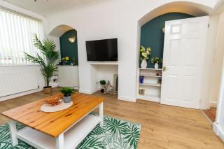 Stylish Comfort: 2BR Home in the Heart of Wigan - 1