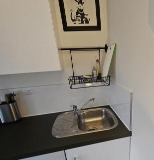 Modern immaculate studio with AC & parking, outside the CAZ - 3