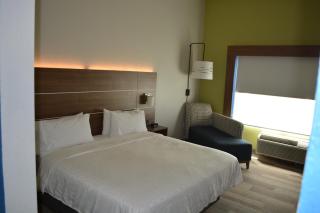 Holiday Inn Express & Suites - 1