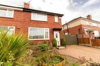 Stylish Comfort: 2BR Home in the Heart of Wigan - 0