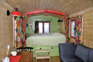 Chambre d'hôte dans Roulotte aménagée tout confort Kitchenette SDB La Fée Favie - 4