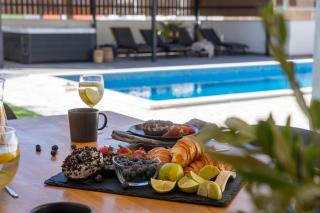 Villa Hill with private 32sqm heated pool and hydro-massage, 4 en-suite bedrooms, 200m from the sandy beach - 2