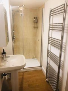 2 double bedroom large modern self contained apartment Free parking - 1