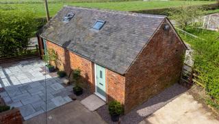 The Den On A Beautiful Farm Near Cannock Chase By StayStaycations - Rugeley - 0
