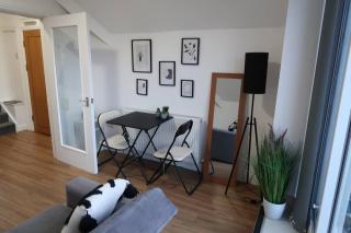 Two-Bedroom Apartment with Scenic Balcony View - 7