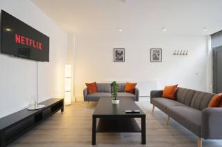 Modern 2 Bed Apt, 7ft Pool Table, Sheffield City Centre, FREE Parking, Netflix - Hosted by Stay Host Save - Sheffield - 4