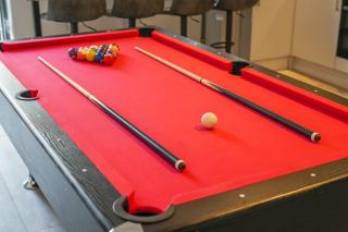 Modern 2 Bed Apt, 7ft Pool Table, Sheffield City Centre, FREE Parking, Netflix - Hosted by Stay Host Save - 2