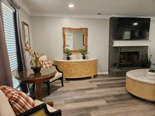 Luxury Pool with King beds Near Shops and Dining - 4