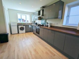3-Bed, Sleeps 5, 3 Bath, Parking, WiFi - 5