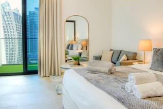 Dubai Skyline Retreat with Burj Khalifa View - 0