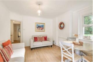 Central 2 bedroom garden flat with free parking - 4
