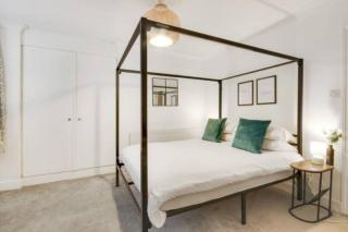 Central 2 bedroom garden flat with free parking - 1