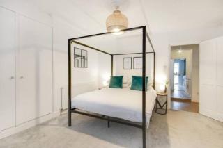 Central 2 bedroom garden flat with free parking - 0